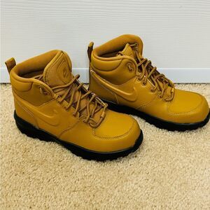 NWT Nike Manoa Lace Up Boot in Wheat Color Big Kid Boys Sz 4.5